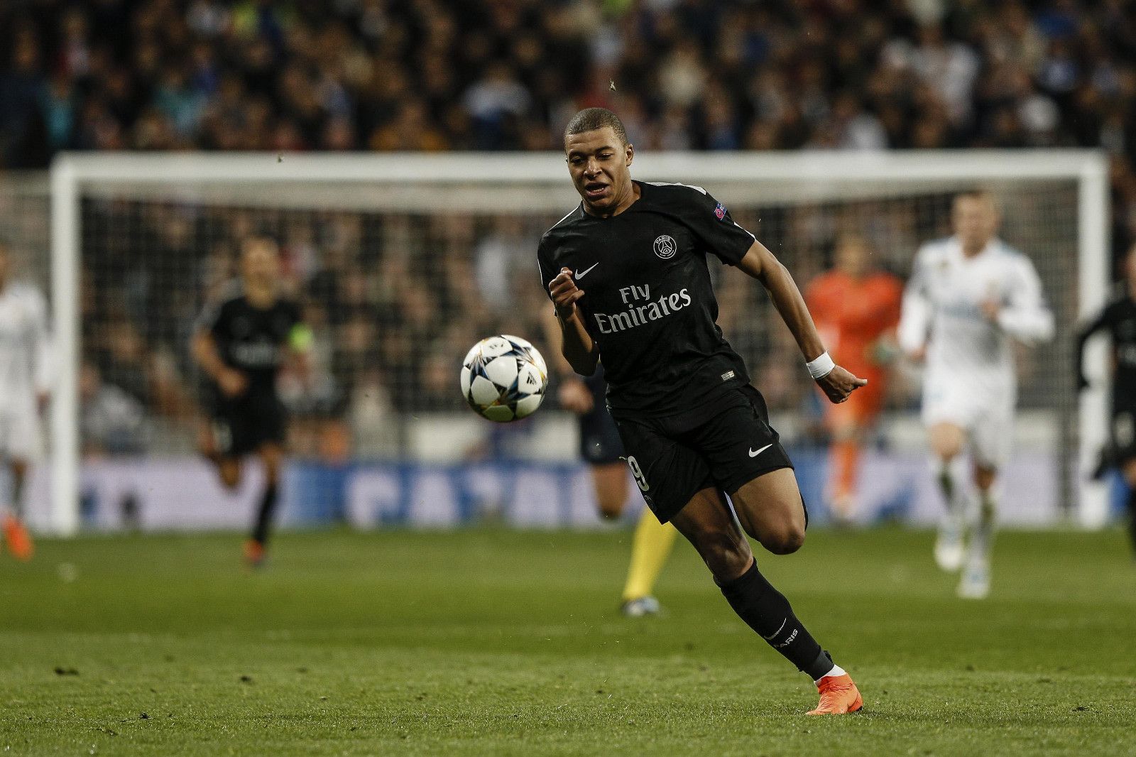 本赛季俱乐部双人组进球榜：凯恩+迪亚斯37球高居第一（凯恩携迪亚斯合轰37球，领跑本赛季俱乐部双人进球榜）