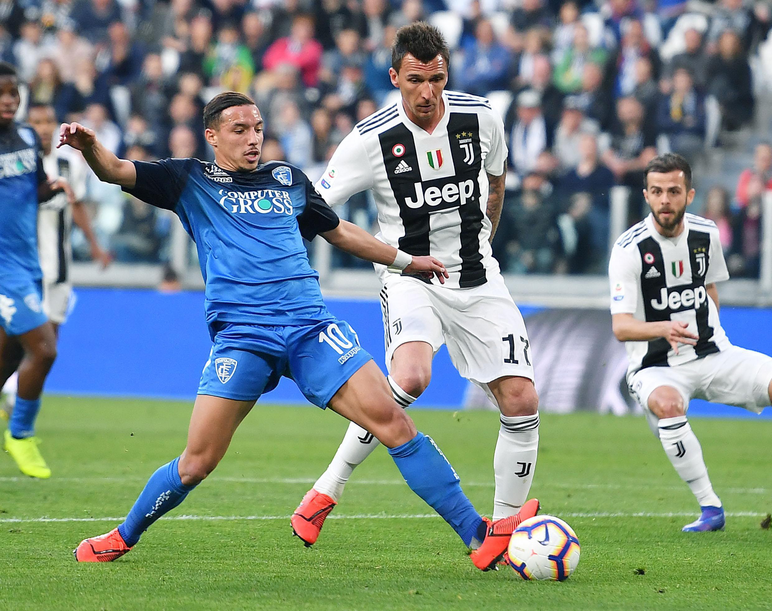 莱巴金娜创造优势后网前精彩一分（莱巴金娜占得先机后网前打出精彩一球）