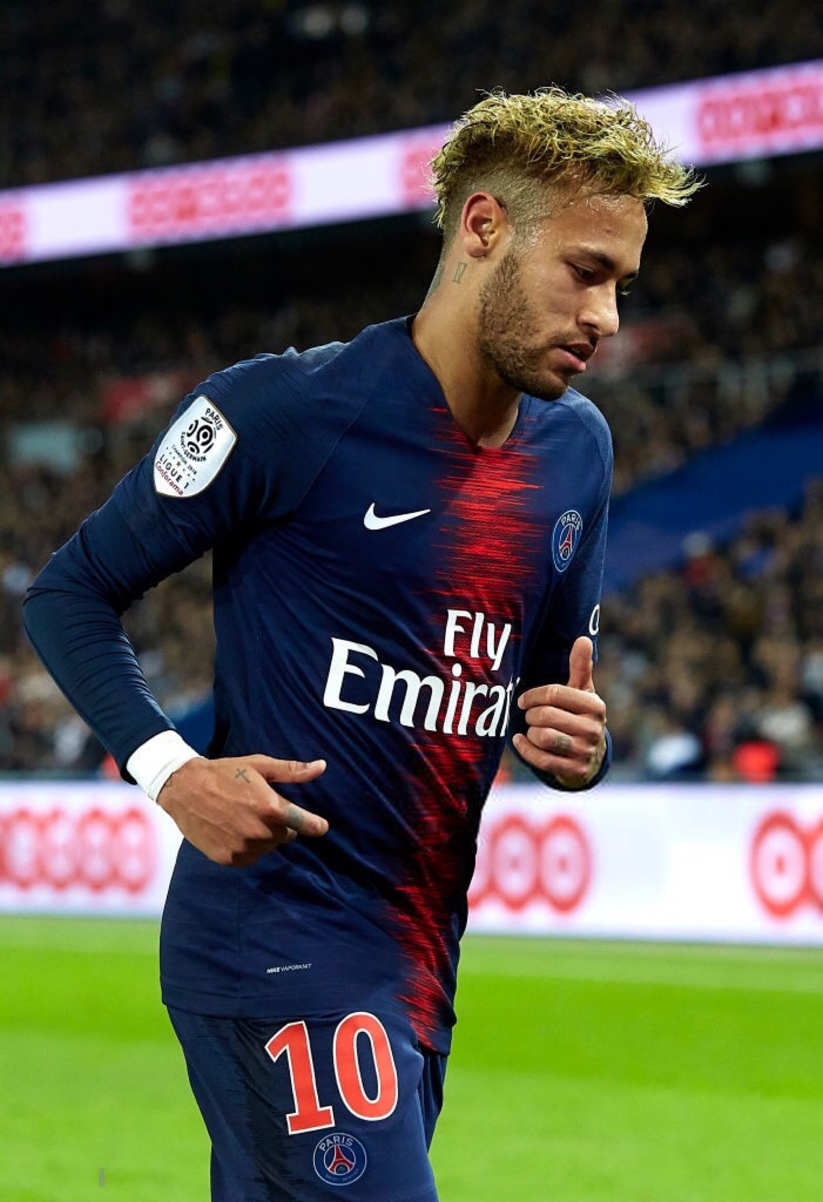 基本锁定世界杯席位，哈兰德和挪威队友赛后在更衣室激情庆祝（世界杯门票基本到手，哈兰德与挪威队友赛后在更衣室狂欢）