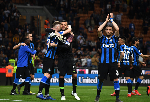 中国乒乓球队在关键战中被法国新星勒布伦逆转，展现技术与心理博弈，国乒面临严峻挑战。（关键一役，国乒遭法国新星勒布伦逆转：技战术与心理博弈凸显，挑战空前严峻）