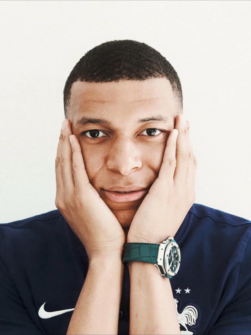 传记作者：莱万曾不满哈维的训练，他在波兰和拜仁都曾施压换帅（传记作者称：莱万不满哈维训练方式，曾在波兰与拜仁推动更换主帅）