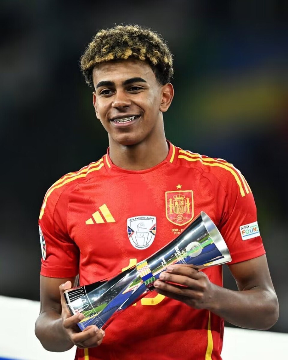 图片报：诺伊尔调整了训练流程，乌尔比希也激励着他继续（图片报：诺伊尔更新训练计划，乌尔比希持续为其打气）