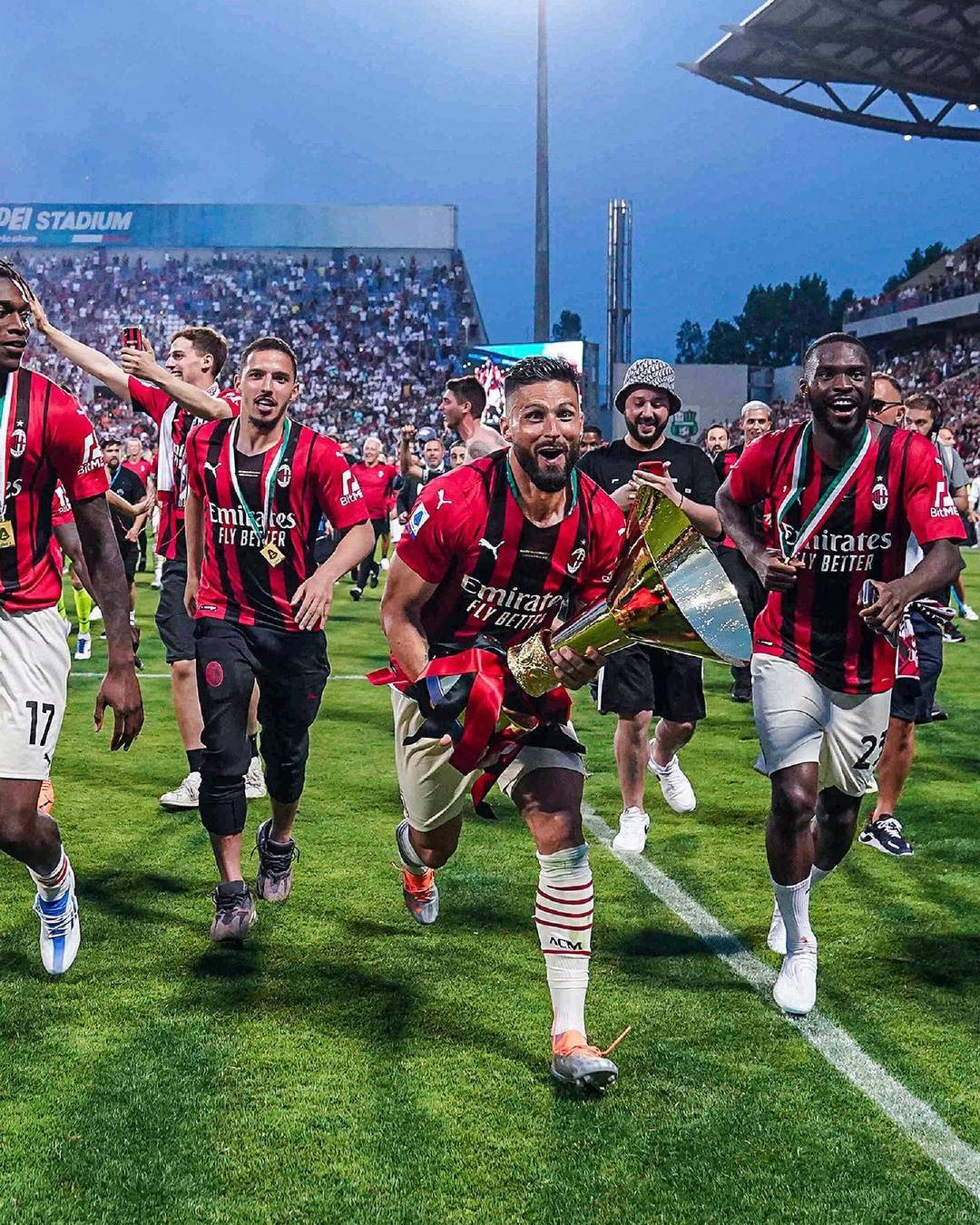 阿森纳领跑英超遭曼城紧追！主场战狼队成保分关键战（曼城步步紧逼，阿森纳守住榜首全靠主场对狼队这场关键战）