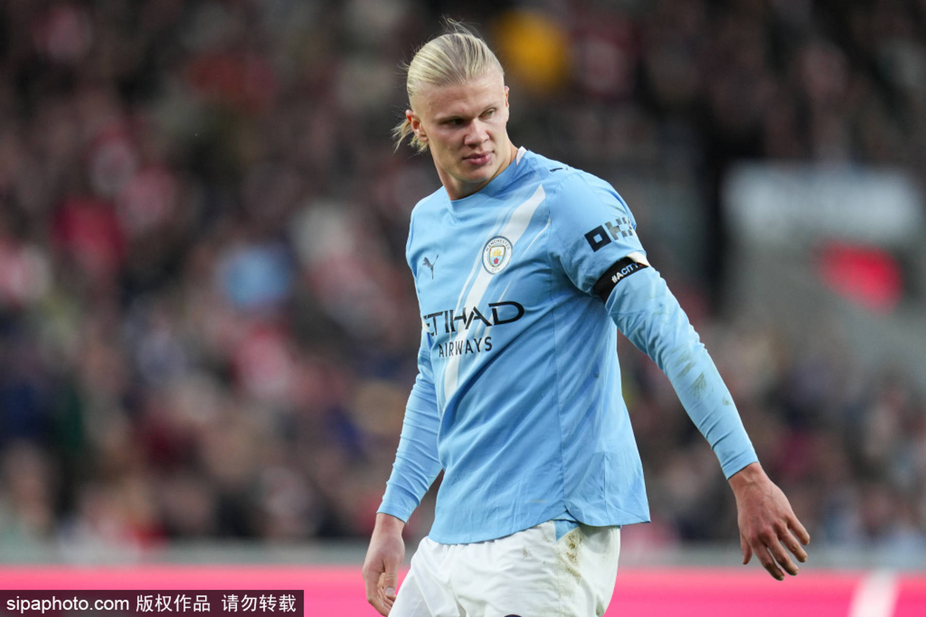 约罗：姆伯莫也会说法语，现在我们的团队就像一个大家庭（约罗：姆伯莫会讲法语，如今球队亲如一家）