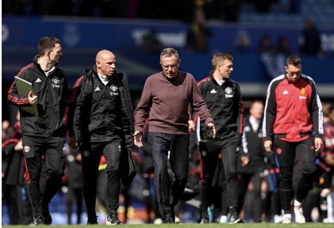 氛围轻松，维尼修斯在训练中穿裆主帅阿隆索（轻松一刻：维尼修斯训练场穿裆主帅阿隆索）