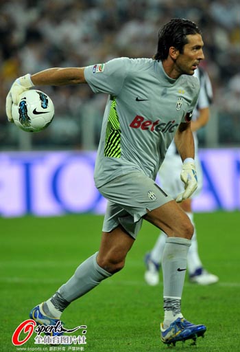 六台：姆巴佩抵达皇马基地接受检查，以确认能否出战周末联赛（六台：姆巴佩已抵皇马基地接受体检，评估能否赶上本周末联赛）