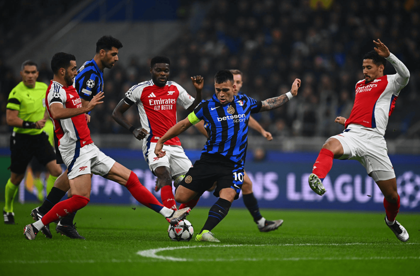 欧冠赛场精彩瞬间：皇马主场2-0取胜,（欧冠高光时刻：皇马主场2-0告捷）