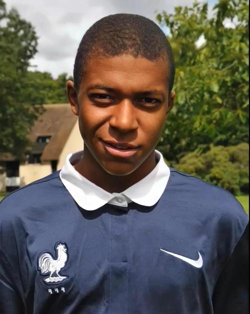 曼晚：利用大数据推算，最适合曼城右后卫位置的人选是埃纳（曼晚：数据分析指出，埃纳最契合曼城右后卫）