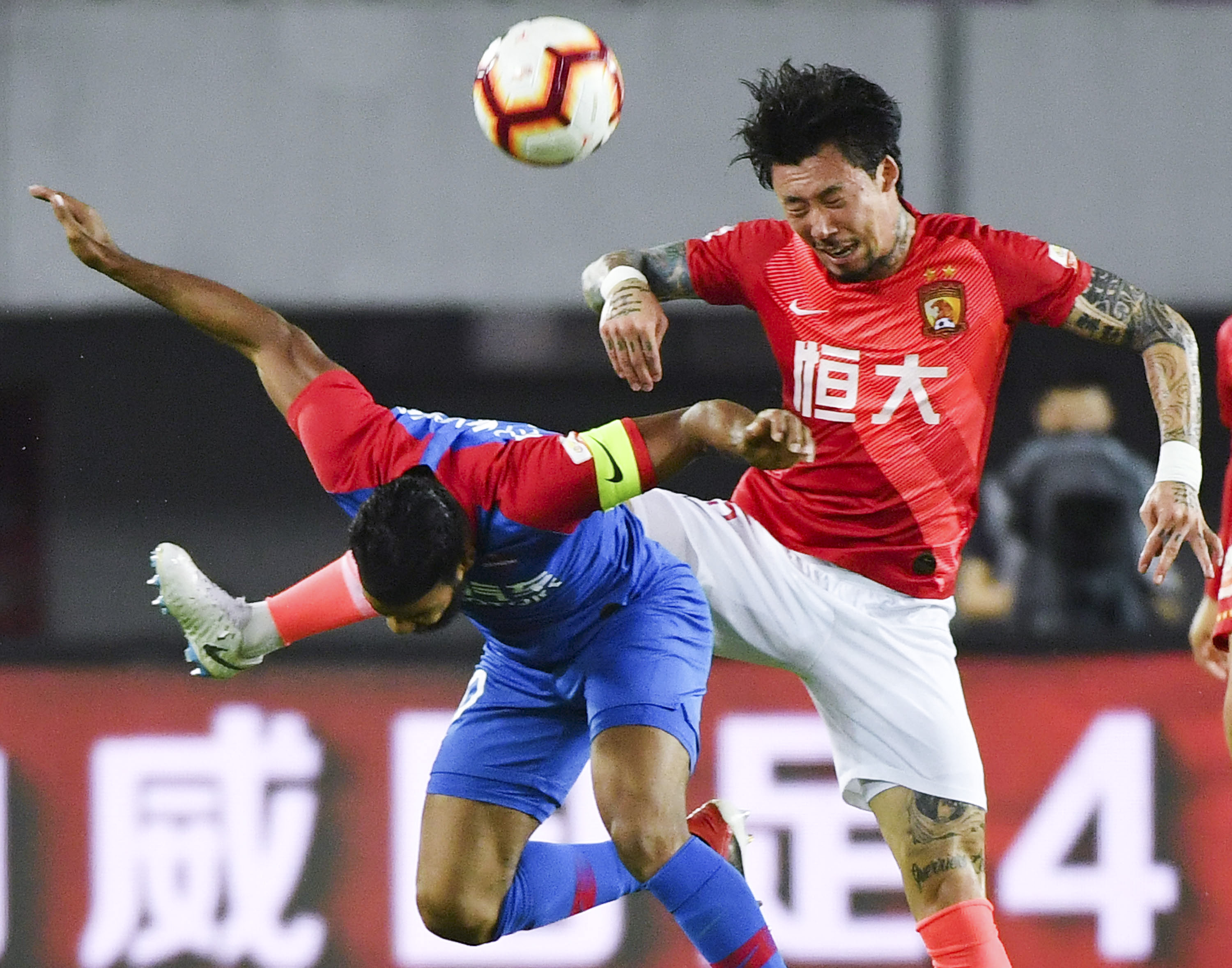 足球中超球队再度更换外援，阵容大洗牌（中超球队再度调整外援，阵容全面重组）