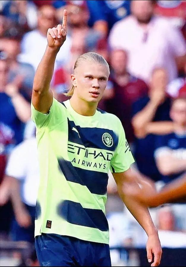 罕见！阿根廷球员骂梅西：没想到你是德保罗的跟屁虫（罕见一幕：阿根廷球员怒怼梅西，称其成了德保罗的跟班）