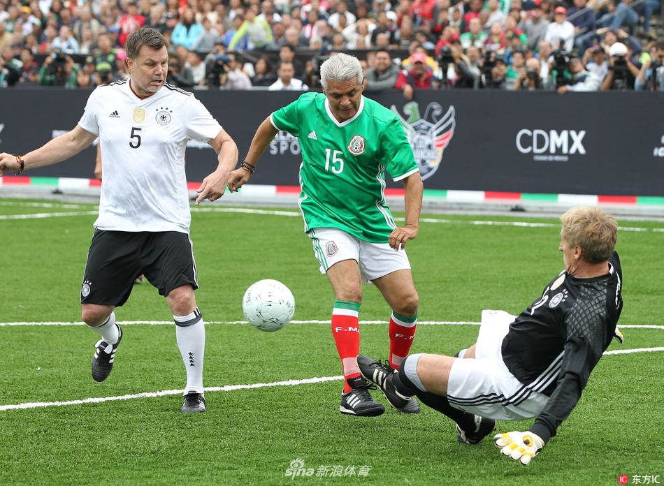 阿什拉夫荣膺2025年非洲足球先生，拉莫斯社媒发文祝贺（阿什拉夫当选2025年非洲足球先生，拉莫斯在社媒发文祝贺）