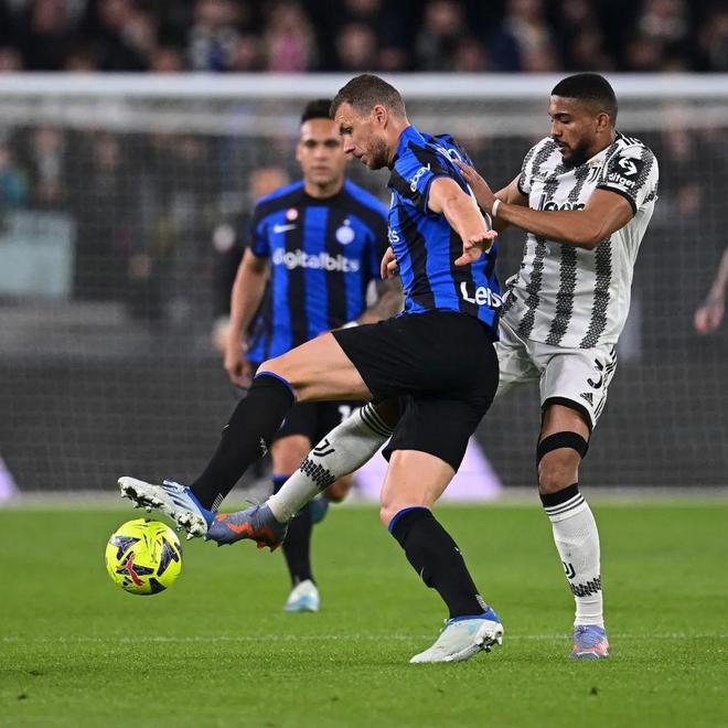 他的跑位太聪明了（他的无球跑动充满智慧）