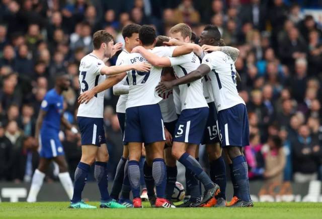 76人以123-114战胜雄鹿，马克西砍54分，助球队逆转三连败，稳居东部第六。（马克西轰下54分，76人123-114力克雄鹿，止住三连败稳居东部第六）